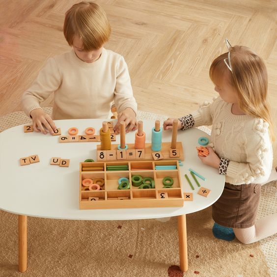 Anak bermain Mainan Montessori Bersama Teman