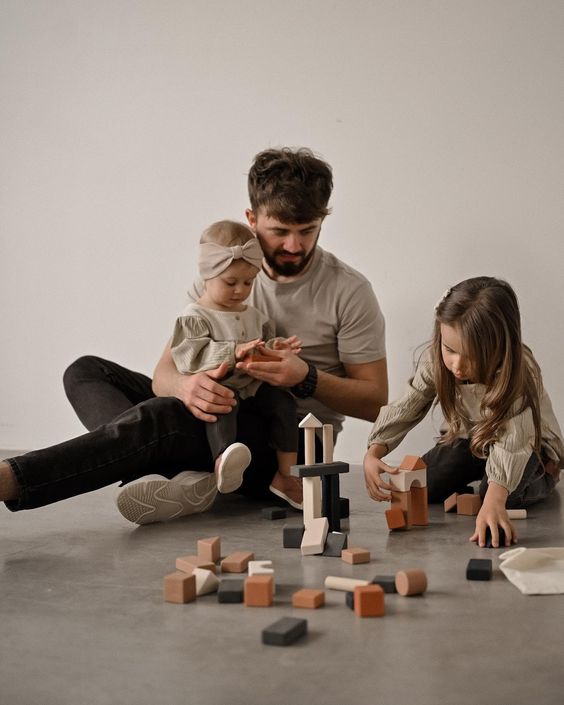 Anak yang Didampingi Ayahnya Saat Bermain Mainan Montessori